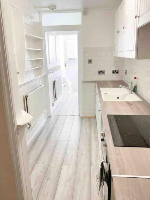 Lovely Two Bedroom Apartment, With Private Garden! 토키 외부 사진