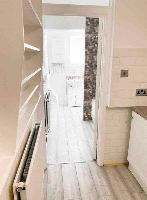 Lovely Two Bedroom Apartment, With Private Garden! 토키 외부 사진