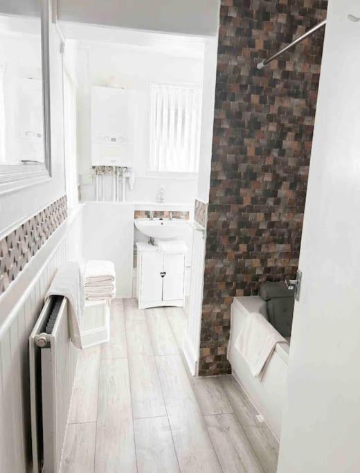 Lovely Two Bedroom Apartment, With Private Garden! 토키 외부 사진